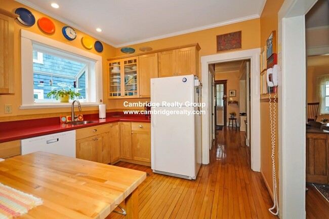 16 Chetwynd Rd, Unit 2 in Somerville, MA - Building Photo - Building Photo