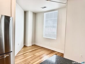 60 Willow St in Stonington, CT - Foto de edificio - Building Photo