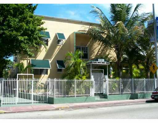 6825 Abbott Ave in Miami Beach, FL - Building Photo