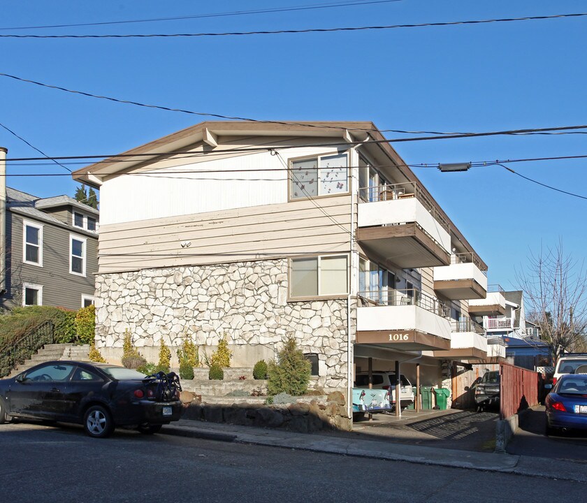 Delta Apartments in Seattle, WA - Foto de edificio