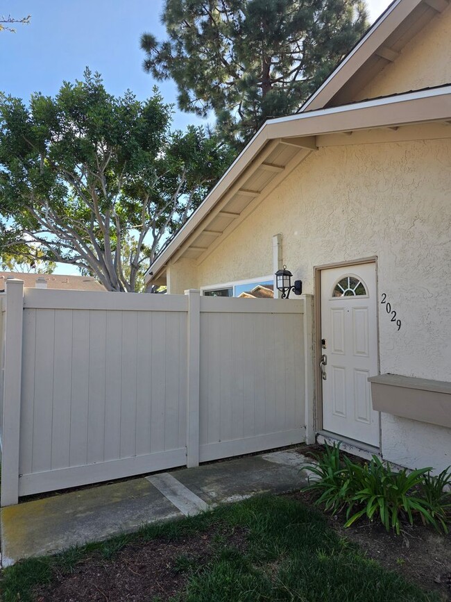 1200 Fox Point Farms Lane in Encinitas, CA - Foto de edificio - Building Photo