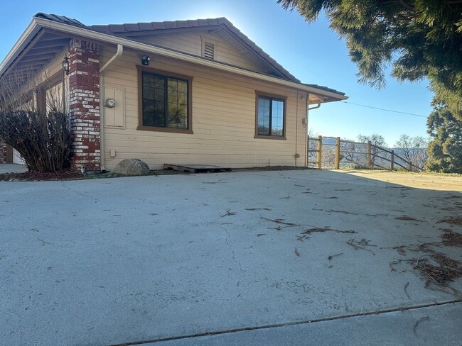 27500 Barkes Way in Tehachapi, CA - Building Photo - Building Photo