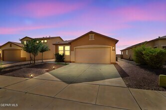1021 Aerodyne in Socorro, TX - Building Photo - Building Photo