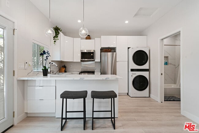 5634 Ventura Canyon Ave in Los Angeles, CA - Building Photo - Building Photo