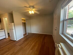 4533 N Dover St, Unit 4537-2D in Chicago, IL - Foto de edificio - Building Photo