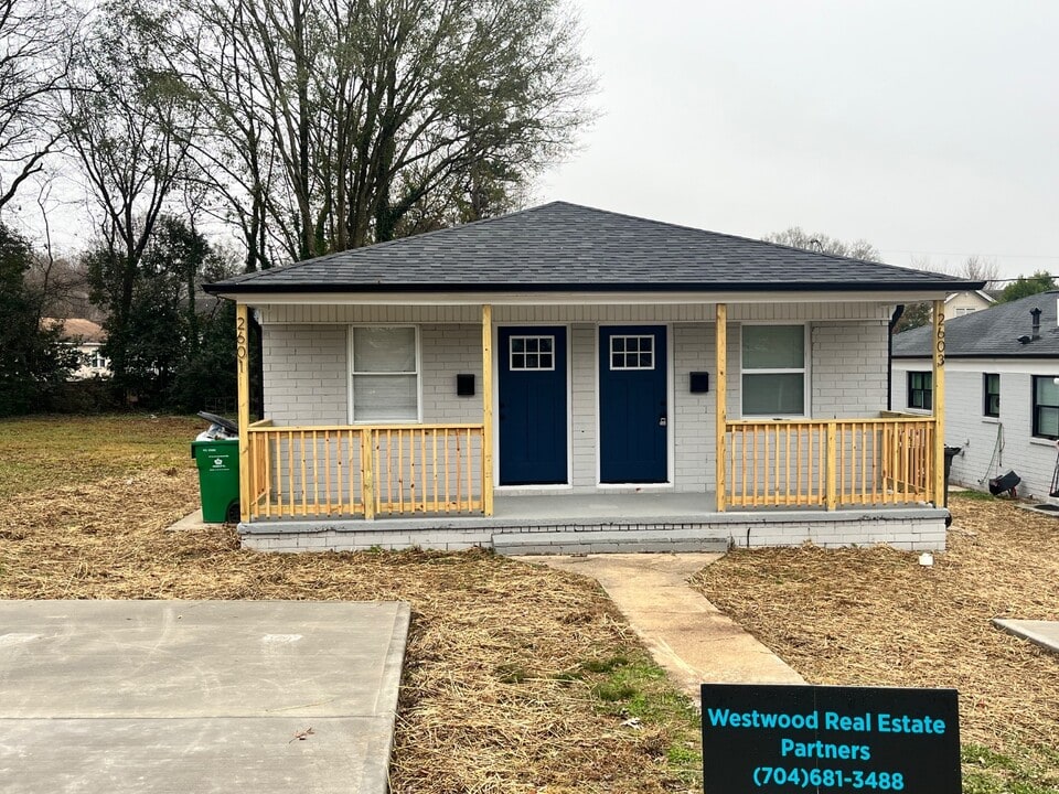 2601 Dundeen St in Charlotte, NC - Building Photo