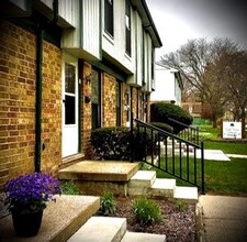 Oak Tree Village Apartments in Mt. Pleasant, MI - Building Photo - Building Photo