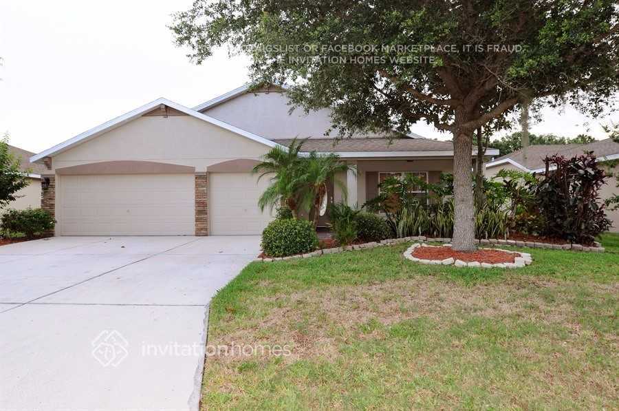 12069 Warwick Cir in Parrish, FL - Foto de edificio