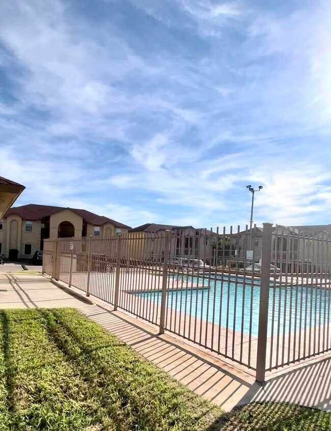 9804 Cantera Ct in Laredo, TX - Building Photo - Building Photo