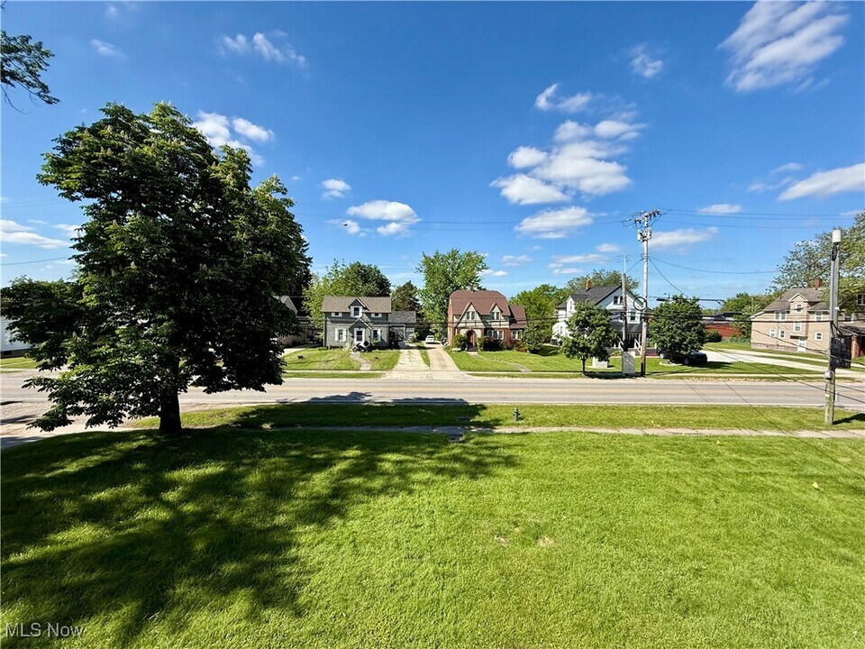 19137 Westwood Dr in Strongsville, OH - Foto de edificio