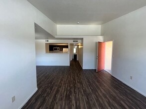 2300 E Silverado Ranch Blvd, Unit 2035 in Las Vegas, NV - Foto de edificio - Building Photo
