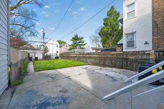 8428 S Escanaba Ave, Unit 1 in Chicago, IL - Foto de edificio - Building Photo