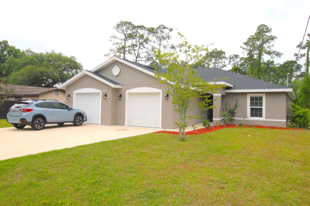 11 Wellwood Ln in Palm Coast, FL - Building Photo