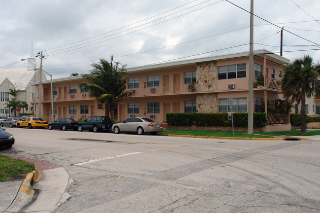 Indian Creek Apartments in Miami Beach, FL - Foto de edificio - Building Photo