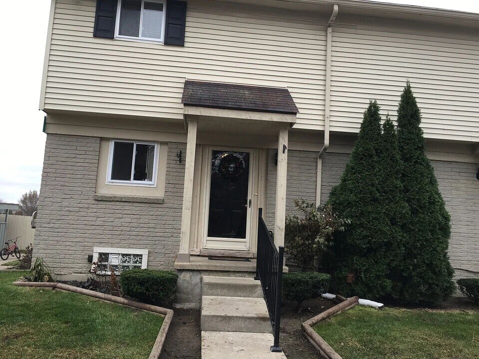 2280 Orchard Crest St in Shelby Township, MI - Building Photo