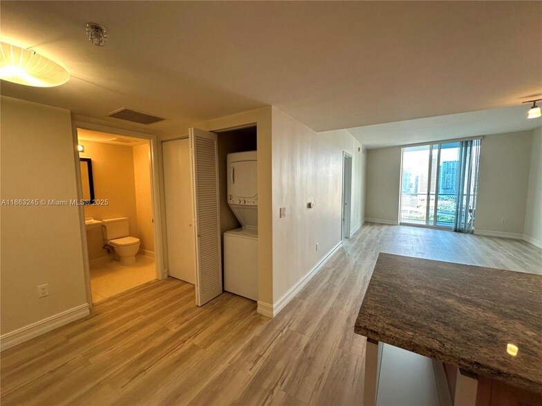 185 SW 7th St, Unit 2307 in Miami, FL - Building Photo