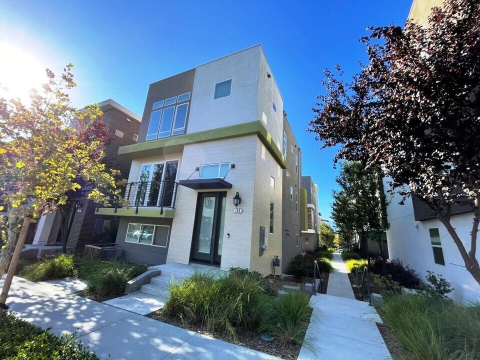 168 Llano de los Robles Ave in San Jose, CA - Building Photo