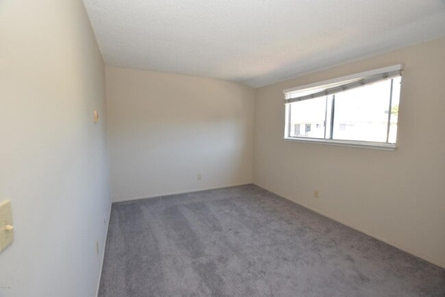 2670 Victoria Ave in Port Hueneme, CA - Building Photo - Building Photo