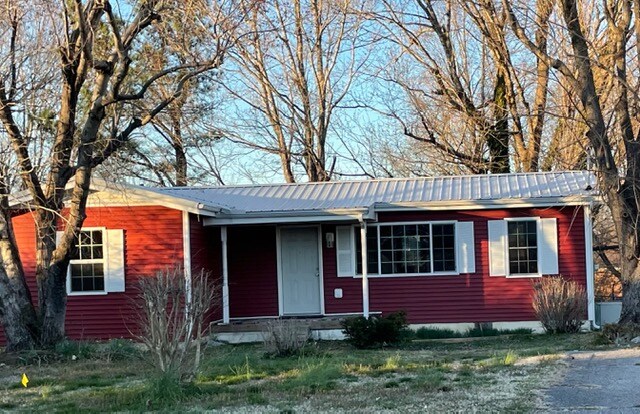 701 E Broad St in Dickson, TN - Building Photo