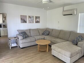 104 W Osceola Ln in Cocoa Beach, FL - Foto de edificio - Building Photo