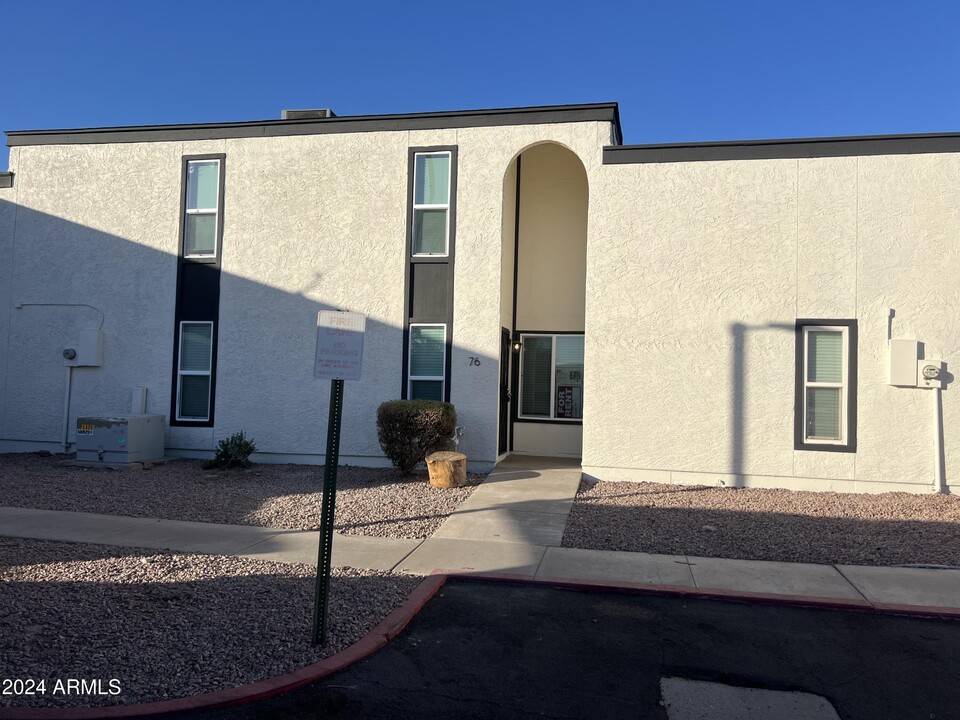 1051 S Dobson Rd in Mesa, AZ - Building Photo