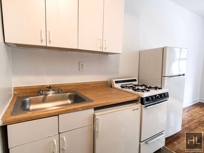 East 61 Street in New York, NY - Building Photo - Building Photo