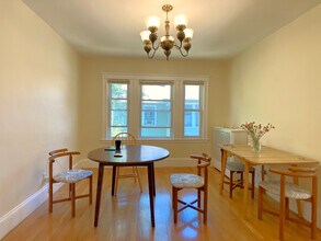 129 Oxford Rd, Unit #2 in Newton, MA - Foto de edificio - Building Photo