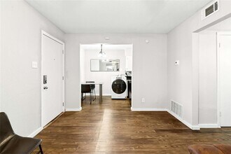 2401 Manor Rd in Austin, TX - Building Photo - Building Photo
