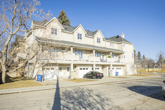 Winston Court in Calgary, AB - Building Photo - Building Photo