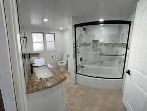 5075 Niagara Ave in San Diego, CA - Foto de edificio - Building Photo