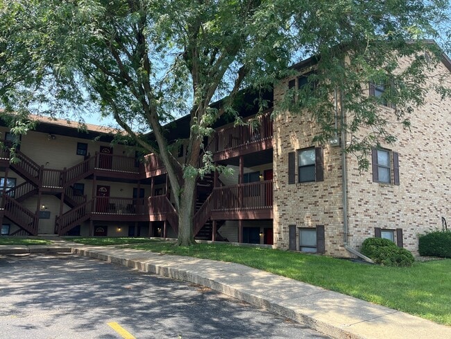 University Village Student Housing in Terre Haute, IN - Foto de edificio - Building Photo