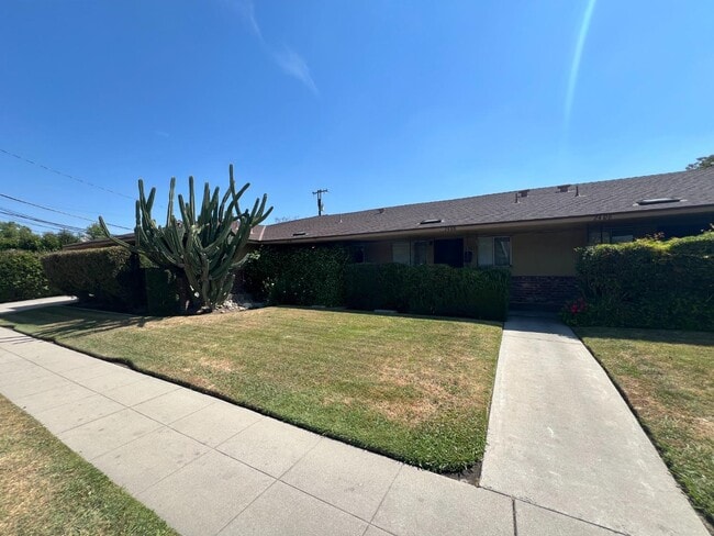 2410 N Angus St in Fresno, CA - Building Photo - Building Photo