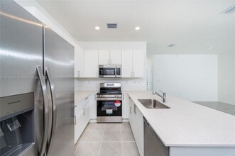 721 SE 13th St Cir in Homestead, FL - Foto de edificio - Building Photo