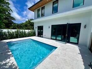 8410 SW 65th Ave in Miami, FL - Building Photo - Building Photo