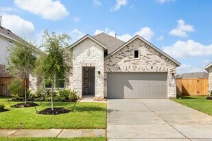 1589 Oakdale Crest Rd in Montgomery, TX - Building Photo