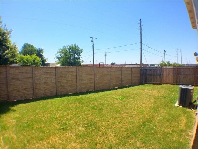 2301 Kingsway Dr in Arlington, TX - Building Photo - Building Photo