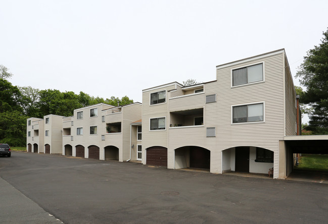 Sprucewood Apartments in Rocky Hill, CT - Building Photo - Building Photo