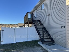 279 Country Club Pkwy in Spring Creek, NV - Foto de edificio - Building Photo