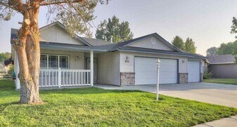 922 Cembra St E in Eagle, ID - Building Photo