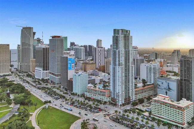 244 Biscayne Blvd in Miami, FL - Building Photo - Building Photo