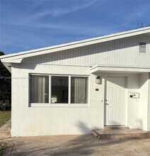 327 NE 1st St, Unit 1 in Hallandale Beach, FL - Foto de edificio - Building Photo