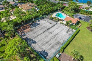 4325 Covey Cir in Naples, FL - Building Photo