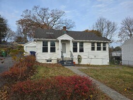 22 Holly St in Waterbury, CT - Building Photo