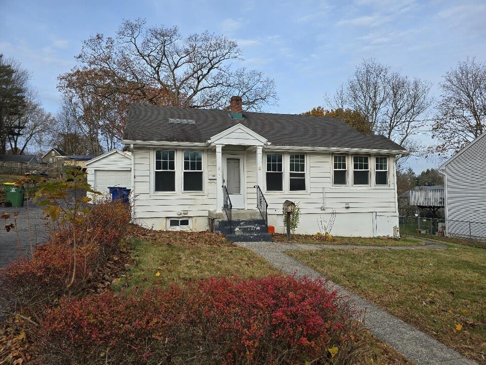 22 Holly St in Waterbury, CT - Building Photo