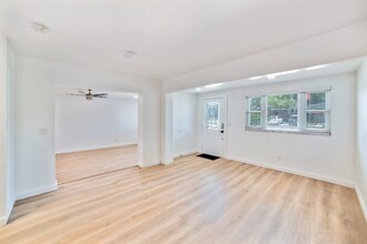 4413 W Rogers Ave in Tampa, FL - Foto de edificio - Building Photo