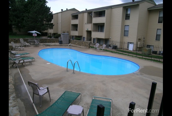 The Pines Apartments in Topeka, KS - Foto de edificio - Building Photo