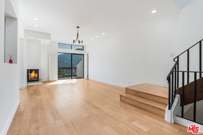 1694 Michael Ln in Los Angeles, CA - Building Photo - Building Photo