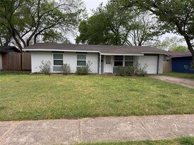 819 Loganwood Ave in Richardson, TX - Building Photo