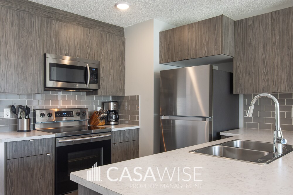 3073 Coughlan Ln SW in Edmonton, AB - Building Photo