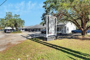 7408 Commerce St in Riverview, FL - Building Photo